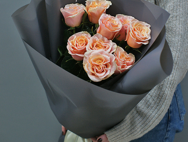 Букет из пионовидных роз в серой бумаге Фото